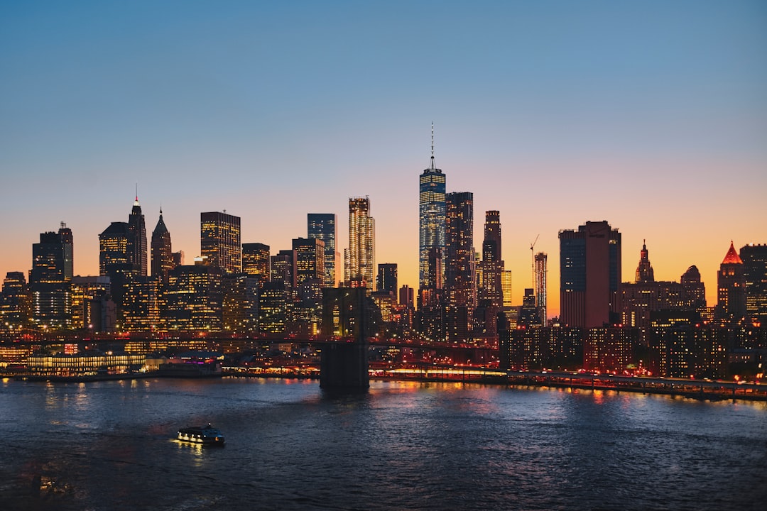 Manhattan skyline, New York — Photo by Luca Bravo (Unsplash)