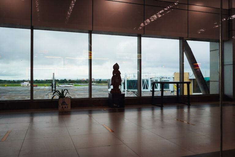 airport-lounge-departure-window