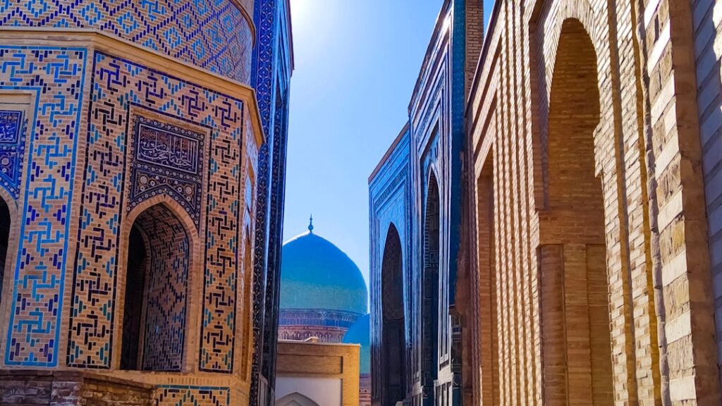 ميدان ريغستان في سمرقند بأوزبكستان خلال موسم الخريف
