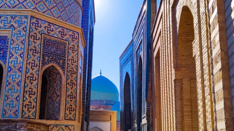 ميدان ريغستان في سمرقند بأوزبكستان خلال موسم الخريف
